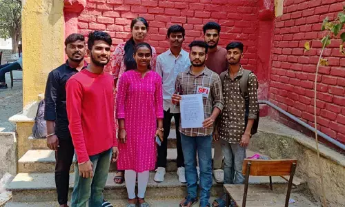 స్టూడెంట్స్‌కు మెట్రో రైలు పాసులు ఇవ్వాలి: SFI డిమాండ్