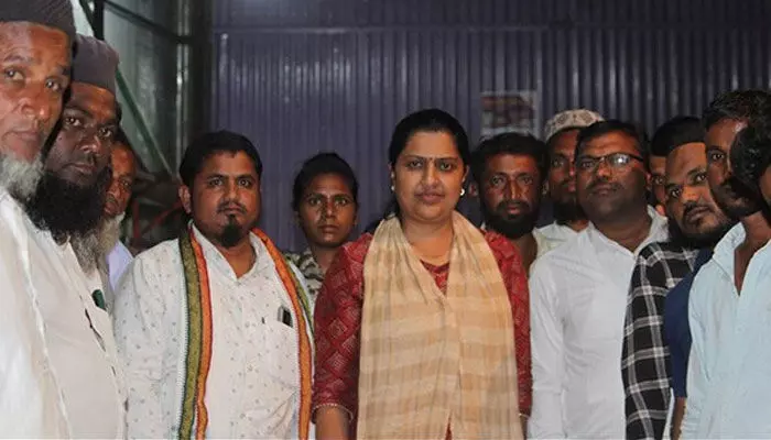 మహిళా ఎమ్మెల్సీకి చేదు అనుభవం.. మాట్లాడుతుండగా చెంప దెబ్బ కొట్టిన వ్యక్తి మహిళా ఎమ్మెల్సీకి చేదు అనుభవం.. మాట్లాడుతుండగా చెంప దెబ్బ కొట్టిన వ్యక్తి