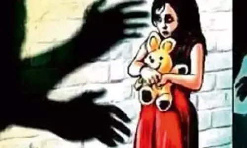 టాయిలెట్‌లో నాలుగేళ్ల చిన్నారిపై అత్యాచారం.. ఆ తర్వాత