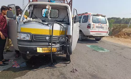 బస్సు కోసం వేచి చూస్తుండగా అనుకోని ప్రమాదం