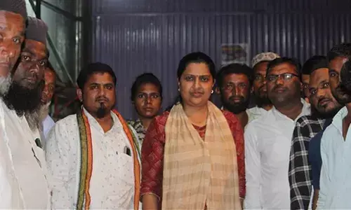 మహిళా ఎమ్మెల్సీకి చేదు అనుభవం.. మాట్లాడుతుండగా చెంప దెబ్బ కొట్టిన వ్యక్తి