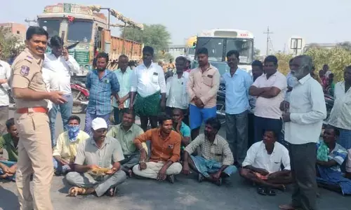 విద్యుత్ కోతలను నిరసిస్తూ జాతీయ రహదారిపై రైతుల ధర్నా..