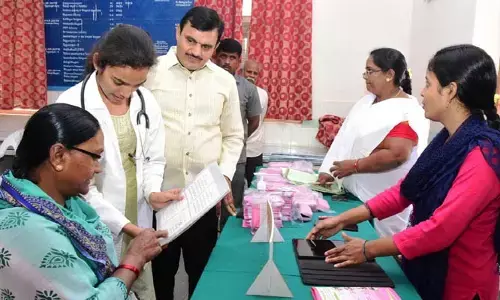 కంటి వెలుగు శిబిరాలను సందర్శించిన కలెక్టర్ శరత్