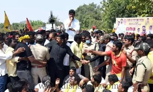 Yuvagalam: అడుగడుగునా అడ్డంకులు.. అయినా తగ్గని లోకేశ్
