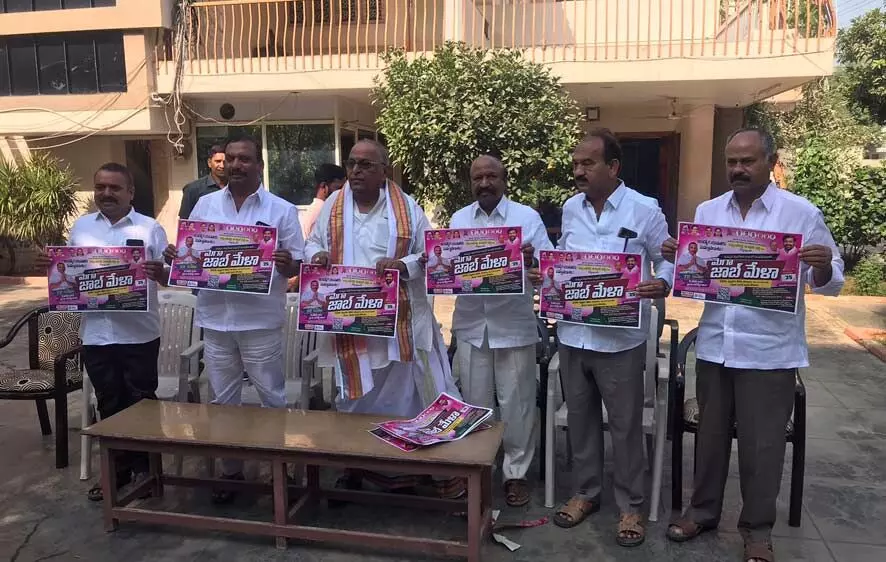 కోదాడలో మెగా జాబ్ మేళా పోస్టర్ను ఆవిష్కరించిన బీఆర్ఎస్ మాజీ ఇంచార్జ్: శశిధర్ రెడ్డి కోదాడలో మెగా జాబ్ మేళా పోస్టర్ను ఆవిష్కరించిన బీఆర్ఎస్ మాజీ ఇంచార్జ్: శశిధర్ రెడ్డి