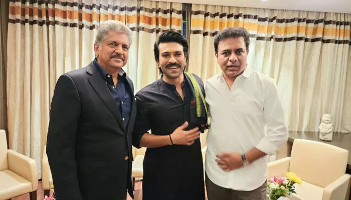 ఒకే వేదికపై ముగ్గురు ప్రముఖులు.. ఆ షోకి ఎప్పుడొస్తారంటూ నెటిజన్ల కామెంట్స్! ఒకే వేదికపై ముగ్గురు ప్రముఖులు.. ఆ షోకి ఎప్పుడొస్తారంటూ నెటిజన్ల కామెంట్స్!
