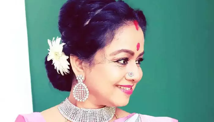 Abhinaya : నటి అభినయ అరెస్ట్కు సిద్ధమైన పోలీసులు.. లుక్ అవుట్ నోటీస్.. Abhinaya : నటి అభినయ అరెస్ట్కు సిద్ధమైన పోలీసులు.. లుక్ అవుట్ నోటీస్..