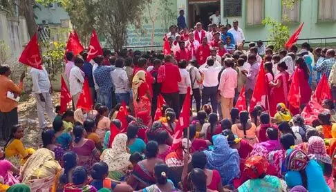 ప్రభుత్వ భూముల అన్యాక్రాంతాన్ని అడ్డుకోవాలి : సీపీఐ ప్రభుత్వ భూముల అన్యాక్రాంతాన్ని అడ్డుకోవాలి : సీపీఐ