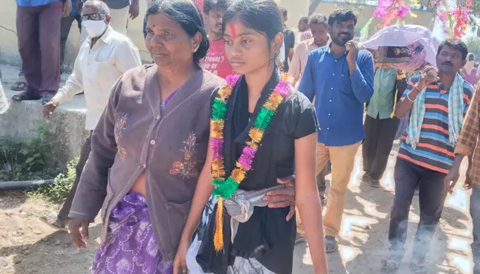 కూతురే కొడుకైన వేళ.. కన్నీరు పెట్టించిన రోడ్డు ప్రమాద ఘటన కూతురే కొడుకైన వేళ.. కన్నీరు పెట్టించిన రోడ్డు ప్రమాద ఘటన