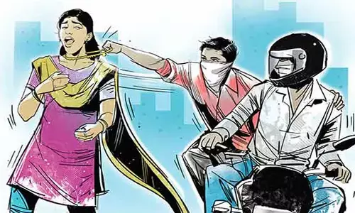 మామిడిపల్లిలో చైన్ స్నాచింగ్..