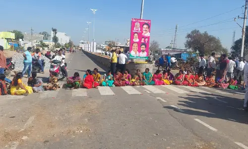 గంప గోవర్ధన్ వచ్చే వరకు కాలువల పనులు నిలిపివేయాలని.. బైఠాయించిన మహిళలు