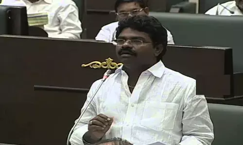 కేసీఆర్‌పై అతి భక్తి ప్రదర్శించిన MLA రసమయి.. ఆటాడేసుకుంటున్న నెటిజన్లు!