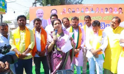 బంగారు తెలంగాణ పేరిట కల్వకుంట్ల కుటుంబం బాగుపడింది : సినీనటి జీవితారాజశేఖర్ ఫైర్