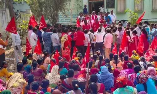 ప్రభుత్వ భూముల అన్యాక్రాంతాన్ని అడ్డుకోవాలి : సీపీఐ