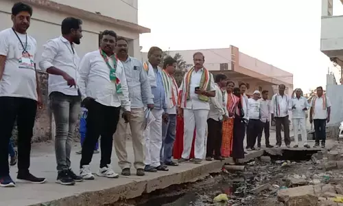 రేకుర్తి ప్రజల బాధలు వర్ణనాతీతం : కాంగ్రెస్ నాయకులు