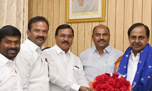 అసెంబ్లీ మీడియా పాయింట్ దగ్గర కేసీఆర్‌ను కలిసిన మంత్రులు, ఎమ్మెల్యేలు