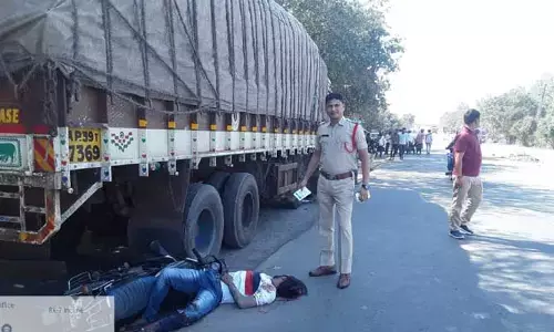 ఆగి ఉన్న లారీని ఢీ కొట్టి కార్మికుడు మృతి..