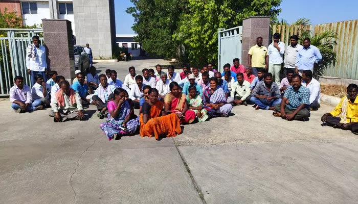 నీళ్ల కోసం ఇరిగేషన్ ఎస్సీఈ ఆఫీసు ముందు రైతుల ధర్నా నీళ్ల కోసం ఇరిగేషన్ ఎస్సీఈ ఆఫీసు ముందు రైతుల ధర్నా
