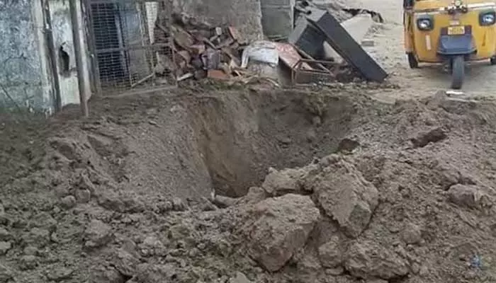 గ్యాస్ పైప్లైన్ పేలుడు.. భయంతో పరుగులు తీసిన స్థానికులు గ్యాస్ పైప్లైన్ పేలుడు.. భయంతో పరుగులు తీసిన స్థానికులు
