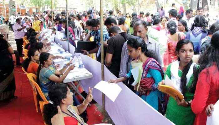 HYD: జాబ్మేళాలో కూలిన భారీ టెంట్.. పరుగులు తీసిన నిరుద్యోగులు HYD: జాబ్మేళాలో కూలిన భారీ టెంట్.. పరుగులు తీసిన నిరుద్యోగులు