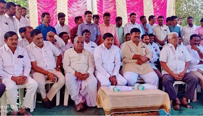 ప్రజలకు సేవ చేసేందుకు ముందుంటా : డీసీసీబీ చైర్మన్ బుయ్యని మనోహర్ రెడ్డి ప్రజలకు సేవ చేసేందుకు ముందుంటా : డీసీసీబీ చైర్మన్ బుయ్యని మనోహర్ రెడ్డి