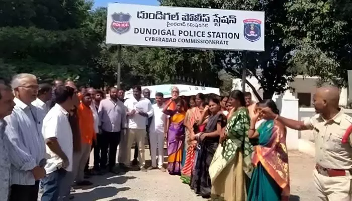 పార్క్ స్థలం కబ్జా.. ఫిర్యాదు చేసిన వాళ్లనే స్టేషన్ కు తరలింపు.. అసలు ఏం జరిగిందంటే.. పార్క్ స్థలం కబ్జా.. ఫిర్యాదు చేసిన వాళ్లనే స్టేషన్ కు తరలింపు.. అసలు ఏం జరిగిందంటే..