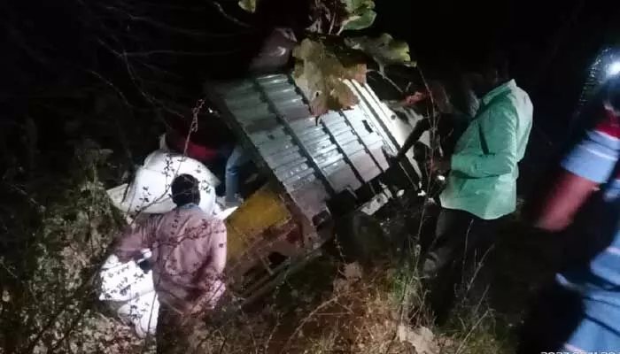 అదుపు తప్పి కాలువలోకి దూసుకెళ్లిన టాటా ఏసీ వాహనం .. అదుపు తప్పి కాలువలోకి దూసుకెళ్లిన టాటా ఏసీ వాహనం ..