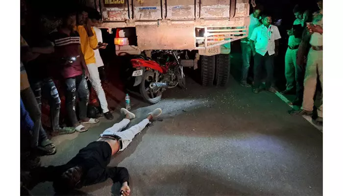 ఆగి ఉన్న లారీని ఢీకొట్టిన బైక్ : ఒకరు మృతి ఆగి ఉన్న లారీని ఢీకొట్టిన బైక్ : ఒకరు మృతి