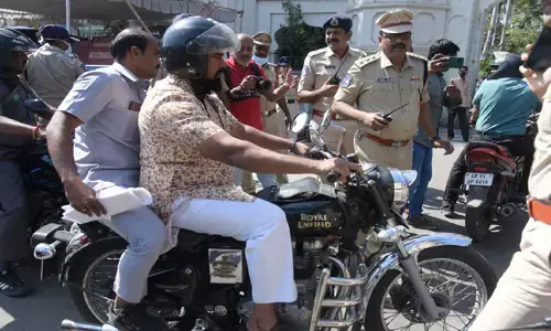 అసెంబ్లీకి బుల్లెట్ బైక్‌తో వచ్చిన ఎమ్మెల్యే రాజా సింగ్.. ఒక్కసారిగా పోలీసులు షాక్.. (వీడియో)