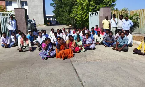నీళ్ల కోసం ఇరిగేషన్ ఎస్సీఈ ఆఫీసు ముందు రైతుల ధర్నా