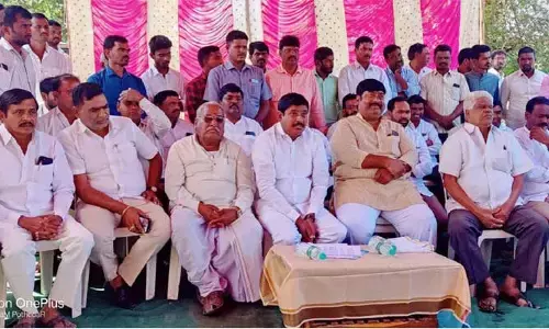 ప్రజలకు సేవ చేసేందుకు ముందుంటా : డీసీసీబీ చైర్మన్​ బుయ్యని మనోహర్​ రెడ్డి