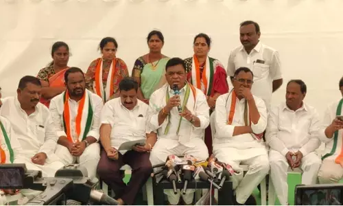 రెడ్యానాయక్ తన వాక్యాలను వెనక్కి తీసుకోవాలి