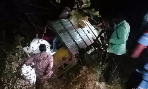 అదుపు తప్పి కాలువలోకి దూసుకెళ్లిన టాటా ఏసీ వాహనం ..