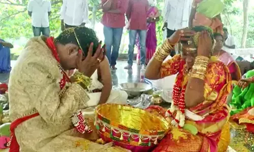 వధూవరుల తలపై నుండి జీలకర్ర బెల్లం ఎత్తుకెళ్లిన కోతి (వీడియో)