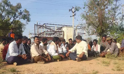 విద్యుత్ సబ్ స్టేషన్ ఎదుట రైతుల నిరసన