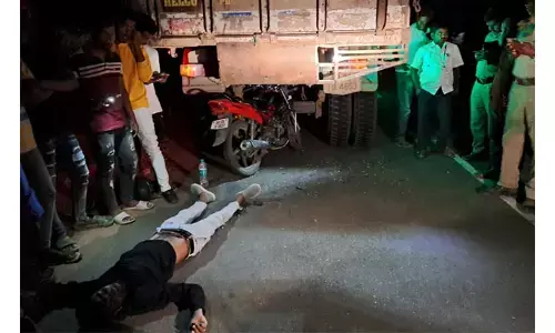 ఆగి ఉన్న లారీని ఢీకొట్టిన బైక్ : ఒకరు మృతి