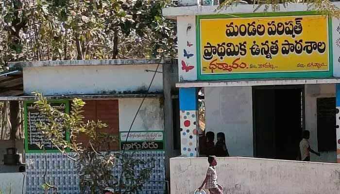 సంతకం రిజిస్టర్లో .. సారేమో జాతరలో..? సంతకం రిజిస్టర్లో .. సారేమో జాతరలో..?