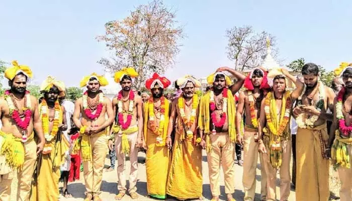శ్రీ శైలానికి పాదయాత్రతో శివస్వాములు.. శ్రీ శైలానికి పాదయాత్రతో శివస్వాములు..