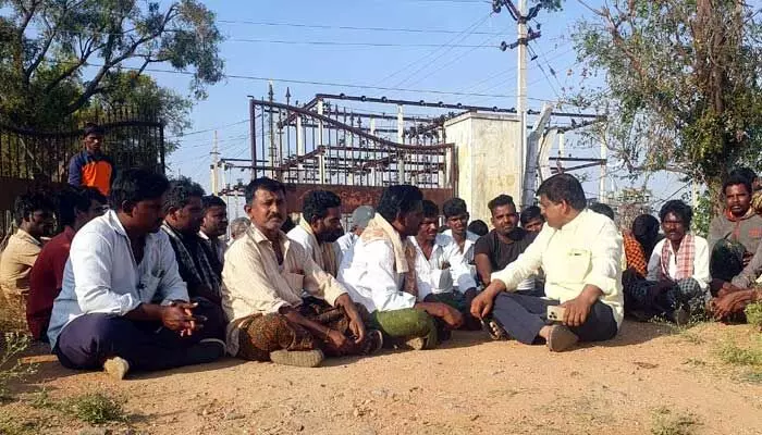 Ananthapur జిల్లాలో విద్యుత్ కోసం రోడ్డెక్కిన రైతులు Ananthapur జిల్లాలో విద్యుత్ కోసం రోడ్డెక్కిన రైతులు