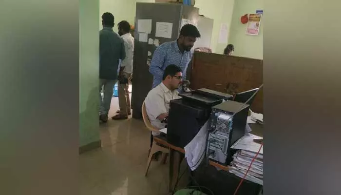 అధికారుల అండతోనే యువకుడి అత్యుత్సాహం.. అధికారుల అండతోనే యువకుడి అత్యుత్సాహం..
