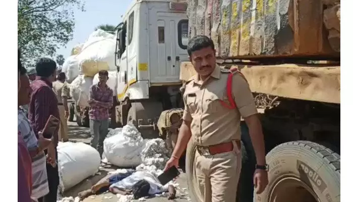 ట్రాక్టర్ ను ఢీకొట్టిన లారీ.. వ్యక్తి మృతి ట్రాక్టర్ ను ఢీకొట్టిన లారీ.. వ్యక్తి మృతి