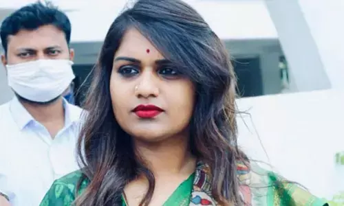 దుబ్బాక కాంగ్రెస్‌లో త్రిముఖ పోరు.. కత్తి కార్తీక ఎంట్రీతో మరింత వేడెక్కిన రాజకీయం!