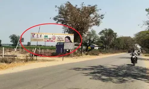 ఎమ్మెల్సీ కవిత ఫ్లెక్సీలు చించివేత