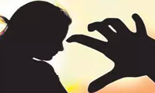 60 ఏళ్ల వృద్ధుడి వెకిలి చేష్టలు.. రూ. 500 నోటు ఆశ చూపి తన కోరిక తీర్చమని బాలికకు వేధింపులు..