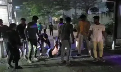 పంజాగుట్టలో యువకుల వీరంగం.. ఒక్కడిపై 20 మంది దాడి