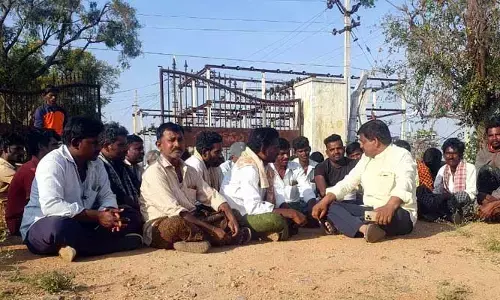 Ananthapur జిల్లాలో విద్యుత్ కోసం రోడ్డెక్కిన రైతులు