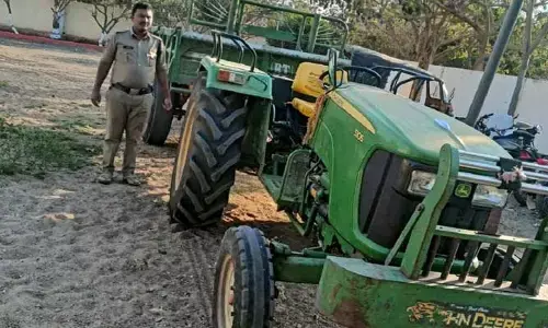 అక్రమ ఇసుక తరలిస్తున్న ట్రాక్టర్ పట్టివేత..