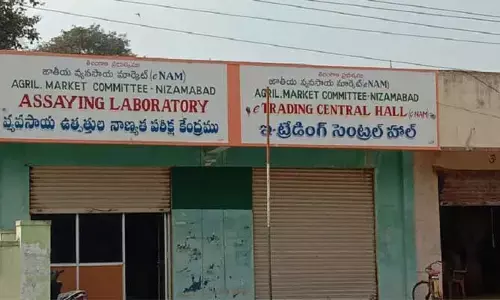 వ్యవసాయ మార్కెట్ లో పసుపు రైతులను దోచేస్తున్న వ్యాపారులు