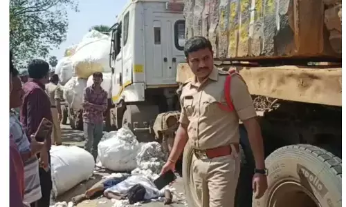 ట్రాక్టర్ ను ఢీకొట్టిన లారీ.. వ్యక్తి మృతి