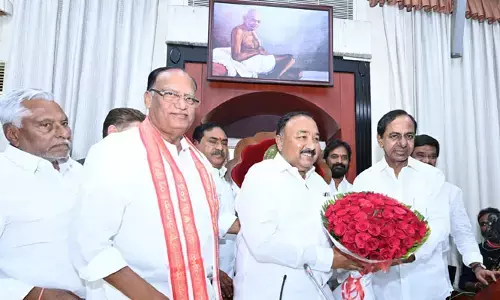 బండా ప్రకాశ్‌ను సీటులో కూర్చోబెట్టిన సీఎం కేసీఆర్